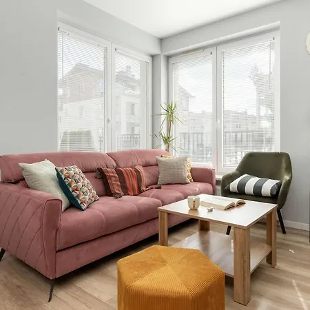 Lejlighed Family Lesna With Parking By Renters